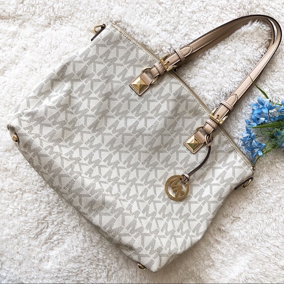 Michael Kors Handbags - ✨Michael Kors Signature Vanilla Tote